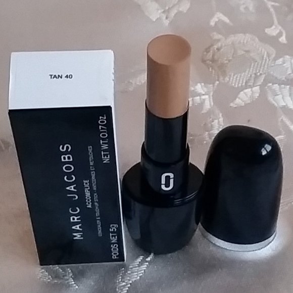marc jacobs accomplice concealer tan 40